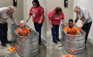Cerca de 40 detentos, homens e mulheres, foram batizados na prisão em Decatur. (Foto: Facebook/Decatur County Sheriff).