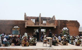 Igreja foi destruída na Nigéria e cristãos passaram a se reunir do lado de fora. (Foto: Portas Abertas)