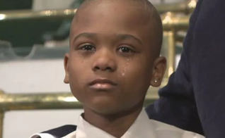 Willie Myrick, então com 9 anos, cantou “Every Praise” por três horas seguidas. (Foto: Reprodução/NBC News).