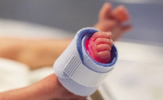 Bebê nascido prematuro. (Foto: Rawpixel/CCO)