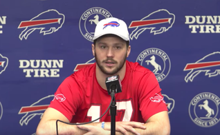 Entrevista coletiva de Josh Allen após partida. (Captura de tela/YouTube/Buffalo Bills)