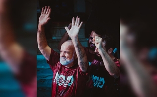 Ruan Noce Gomides, líder da Primeira Igreja Batista de BH, batizou o pai, em lágrimas. (Foto: Reprodução/Instagram/Ruan Noce Gomides).