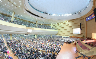 Um culto de domingo na Sungrak Seoul Church, na Coreia do Sul. (Foto: Sung Hyun Kim/Sungrak Seoul Church).