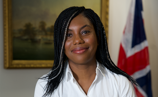 Kemi Badenoch, ministra da Igualdade do Reino Unido. (Foto: Reprodução/Gov.UK)