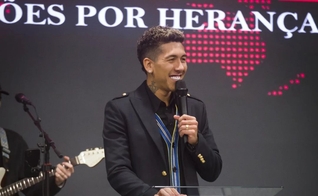 Roberto Firmino atua como evangelista em uma igreja na Inglaterra. (Foto: Instagram/Manah Church Manchester).