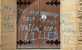 A porta da frente da Igreja Católica St. Bernard em Madison foi vandalizada em julho de 2022. (Foto: Reprodução/Fox 47 Madison).