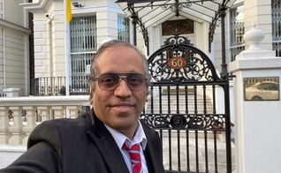  A compaixão de Joshva pelos cativos o fez atravessar fronteiras. (Foto: Reprodução/Bible Society)