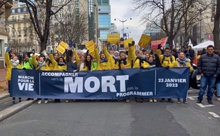 Milhares marcham pela vida em Paris. (Foto: Reprodução/Twitter Marche Pour La Vie)