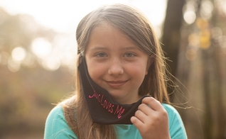 Lydia Booth poderá usar sua máscara “Jesus me ama” na escola. (Foto: Alliance Defending Freedom).