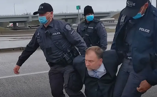 Pastor Artur Pawlowski sendo preso pela polícia de Calgary, em 2021. (Foto: Reprodução/Fox News)