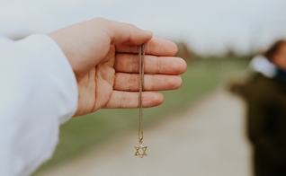 Sobreviventes do Holocausto são considerados ‘heróis’. (Foto ilustrativa: Benny Rotlevy/Unsplash)