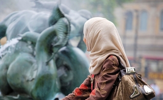 Jovem muçulmana em passeio turístico. (Foto: Ilustrativa/PxHere/Creative Commons CC0)