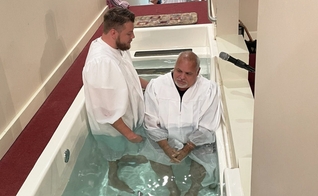Pastor Steven batiza seu pai em sua igreja na Carolina do Norte. (Foto: Reprodução/Baptist Press)