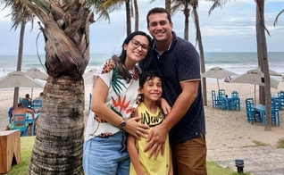 Karine Passos e seu marido Francisco com o filho Joaquim Victor. (Foto: Arquivo pessoal)