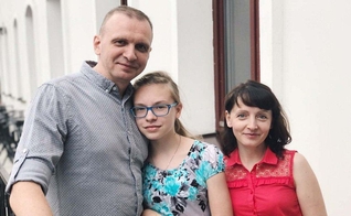 Pastor Vitaly Chichmarev e sua família. (Foto: Reprodução/Facebook/Christian Vision for Belarus)
