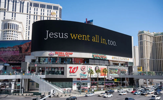 A campanha “He gets us” (“Ele nos entende”) já foi divulgada em outdoors. (Foto: “He Gets Us”).