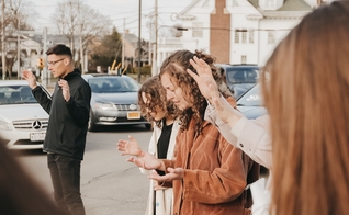 A pesquisa revela que todas as gerações, incluindo os jovens americanos, querem crescer espiritualmente. (Foto: Unsplash/Daniel Gutko)