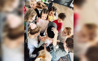 Os alunos impuseram as mãos e oraram por dois colegas na sala de aula, no Texas. (Foto: Instagram/Landon Schott).