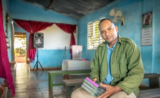 Pastor David em sua congregação cubana. (Foto: Reprodução/Voice of the Martyrs)