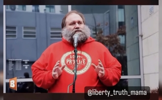 Mark Roepke, adotado por uma família cristã, defendeu o direito à vida na Marcha pela Vida. (Foto: Reprodução/Instagram/Jess Cass).