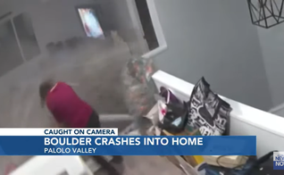 Uma pedra de 1m50 invadiu a casa de Caroline Sasaki em alta velocidade e quase a atingiu. (Foto: Reprodução/YouTube/Hawaii News Now).