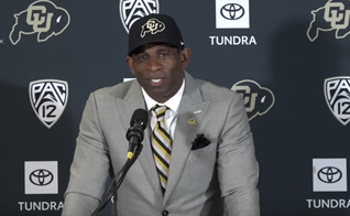 Deion Sanders durante uma coletiva de imprensa, agradecendo a Deus por se tornar técnico da Universidade do Colorado. (Captura de tela/YouTube/ Pac-12 Networks)