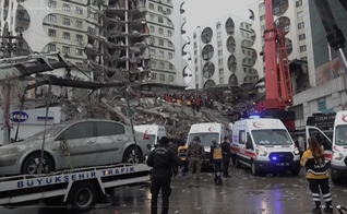 Cenas após o terremoto que atingiu a Síria e a Turquia. (Foto: Captura de tela/Gauchazh)