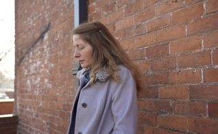 Isabel Vaughan-Spruce orando do lado de fora da clínica. (Foto: Reprodução/ADF)