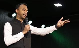 Pr. Naiju Daniel ministrando no Brasil. (Foto: Jéssica Bueno)