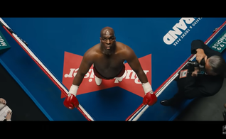 “Big George Foreman” vai contar a trajetória do atleta até ele se tornar um pregador. (Foto: Reprodução/YouTube/Sony Pictures Entertainment).