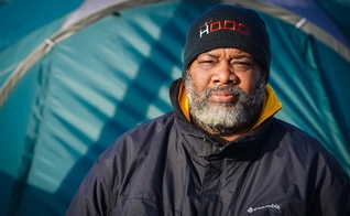 Conhecido como “pastor do telhado”, Corey Brooks vai construir um centro comunitário em Chicago. (Foto: Facebook/Pastor Corey Brooks).