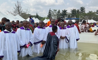 Mais de 10 mil pessoas foram batizadas na Nigéria. (Foto: WAD).