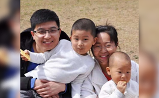 O Pr. Li Jie, sua esposa Li Shanshan e filhos. (Foto: ChinaAid)
