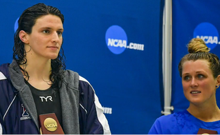 A atleta trans Lia Thomas [em primeiro plano] e Riley Gaines, hoje advogada [ao fundo], durante competição de natação. (Captura de tela/Fox News)