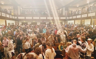 A Asbury University vive um grande mover de oração, adoração e quebrantamento. (Foto: Instagram/Allen Hood).