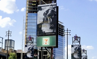 Painel com propagada da campanha “He Gets Us”. (Foto: Facebook/ He Gets Us)