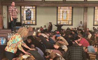 Estudantes oram em avivamento na Asbury University. (Foto: Josh Sadlon/The Christian Post)
