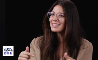 Atriz em entrevista à CBN News. (Foto: Reprodução/YouTube/CBN News)