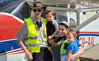  Ryan Koher com sua esposa e filhos. (Foto: Mission Aviation Fellowship).