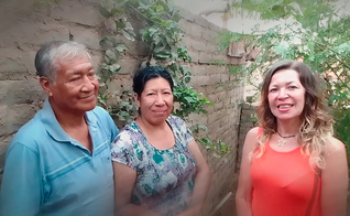 Casal que doou o terreno para a construção e a missionária responsável pela igreja. (Foto: Reprodução/Verbo da Vida)