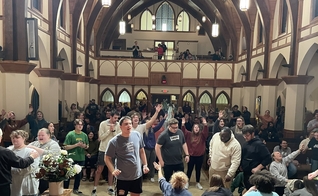 Na Lee University, em Cleveland, estudantes lotaram a capela para um culto de 12 horas. (Foto: Twitter/Rob Fultz).