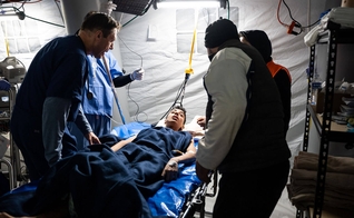 Mehmet, de 14 anos, foi levado para o hospital de campanha da Samaritan’s Purse. (Foto: Samaritan’s Purse).