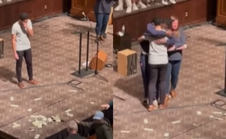 O estudante recebeu ofertas no altar para ajudar com suas despesas da faculdade. (Foto: Reprodução/YouTube/Dr Michael Yeager).