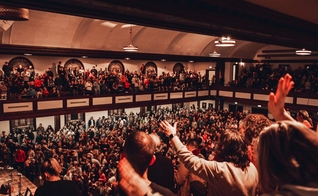 Imagem de dentro do Hughes Auditorium, no terceiro dia do culto ininterrupto. (Foto: Facebook/Asbury University)