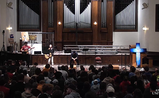 Hughes Auditorium, onde está acontecendo os cultos de avivamento na Universidade de Asbury. (Captura de tela/Asbury.edu)