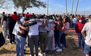 Os jovens da Igreja New Life realizam cultos em 20 escolas, em Corpus Christi. (Foto: Cortesia de Mario Carrete/Charisma News).