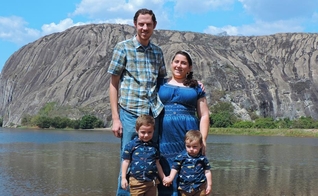 O piloto Ryan Koher, sua esposa Annabel e os dois filhos do casal. (Foto: Família Koher)