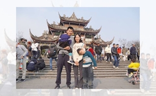 Pastor Dai Zhichao e sua família. (Foto: Reprodução/China Aid)