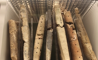 Segundo a Sociedade de Arqueologia Bíblica, a primeira tábua inclui listas de divindades, constelações, alimentos e vestimentas. (Foto Ilustrativa: Pxhere)