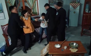 Reconstituição da prisão de crentes do CAG no filme "The Party Is Not Done Talking!”. (Foto: Reprodução/Bitter Winter).